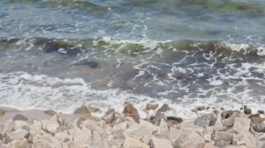 Taştan bir sahilde küçük dalgalar