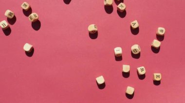 Kırmızı arka planda harika bir fikir yazan küçük tahta bloklar.