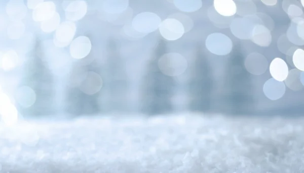Kış manzaralı Bokeh arkaplanı, ağaçlar ve kar, metin veya resim için boşluk