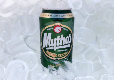 Thessaloniki, Yunanistan - 14 Haziran 2018: Olabilir, Mythos bira buz bir yatak üzerinde. Mythos Yunanistan'ın en iyi bira markalarından biridir.