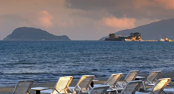ギリシャ ザキントス島サンセットでラガナス ビーチでサンデッキ — ストック写真