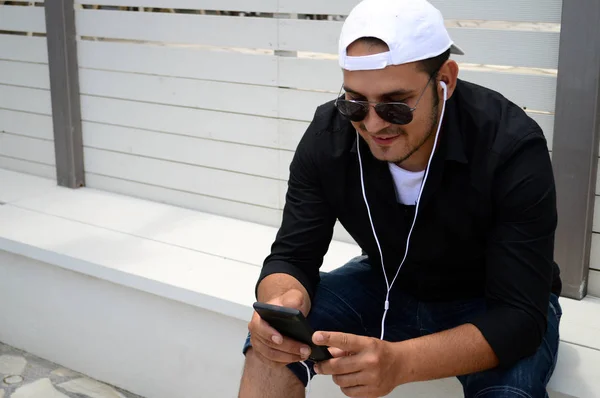 Obraz Młodego Człowieka Poziomu Smartfona Słuchawki Uśmiechając Się — Zdjęcie stockowe
