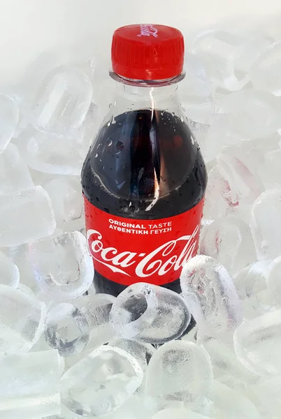 Thessaloniki Grecia Luglio 2018 Bottiglie Plastica Coca Cola Con Ghiaccio — Foto Stock