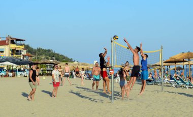 Nea Skioni, Yunanistan - 12 Temmuz 2018: Nea Skioni, Halkidikya, Yunanistan sahilde voleybol oynayan gençlerin Grup