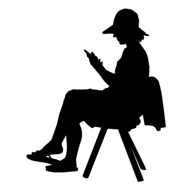 Cep telefonu ile bir sandalye üzerinde oturan kadın siluet