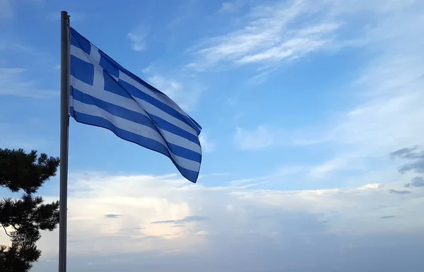 Ελληνική Εθνική Σημαία Κυματίζει Πάνω Από Γαλάζιο Του Ουρανού — Φωτογραφία Αρχείου