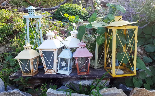 花园里的许多装饰五颜六色的蜡烛灯笼 — 图库照片