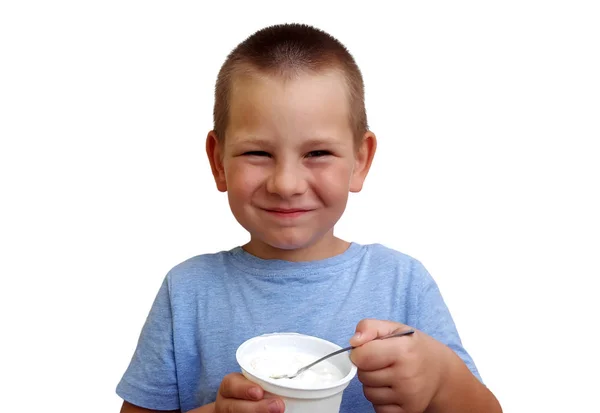 Lindo Niño Comiendo Yogur Sobre Fondo Blanco — Foto de Stock