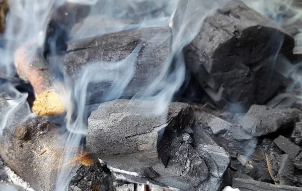 Rauch Steigt Aus Holzkohle Auf Die Beim Grillen Verwendet Wird — Stockfoto
