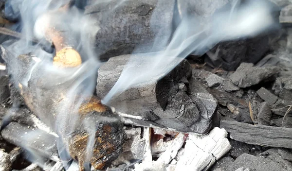 Rauch Steigt Aus Holzkohle Auf Die Beim Grillen Verwendet Wird — Stockfoto