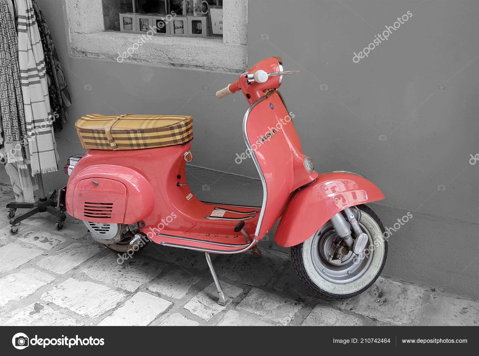 vespa scooty pink