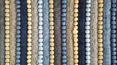 Arkaplan için renkli el yapımı çizgili halı dokusu