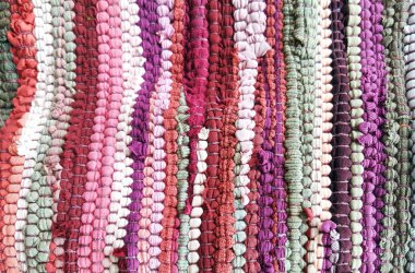 Arkaplan için renkli el yapımı çizgili halı dokusu