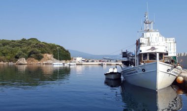 Agiokampos, Yunanistan - 31 Ağustos 2018: Güzel bağlantı noktası köyün Agiokampos Larissa, Yunanistan