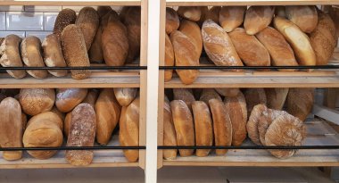 Lezzetli ekmek ekmek raflarda görüntülenen çeşitli