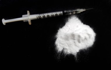 Uyuşturucu ve siyah arka plan üzerine şırınga