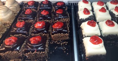 Ekranda çeşitli mini kek tatlı tatlı ile bir pastane