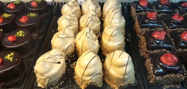 Ekranda çeşitli mini kek tatlı tatlı ile bir pastane