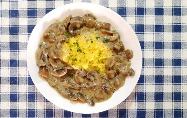 Zelfgemaakte Polenta Met Paddestoelen Stoofpot Tafel — Stockfoto