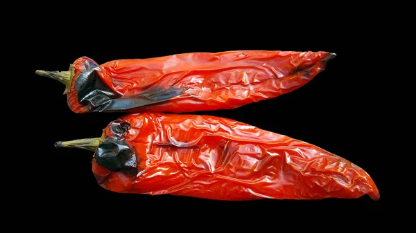 Dvě Pečené Červené Papriky Černém Pozadí — Stock fotografie