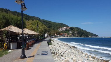  Yunanistan 'ın Agios Ioannis kentindeki köy ve plajın güzel manzarası