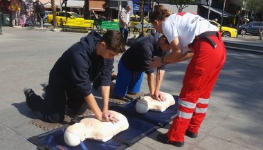Katerini, Yunanistan - 17 Ekim 2018: Kızıl Haç Cpr eğitim bebek üzerinde 17 Ekim 2018 yılında Katerini gösteren eğitmen