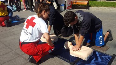 Katerini, Yunanistan - 17 Ekim 2018: Kızıl Haç Cpr eğitim bebek üzerinde 17 Ekim 2018 yılında Katerini gösteren eğitmen