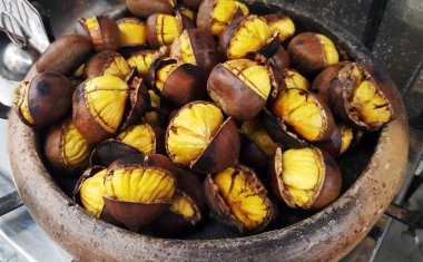 Bir pazarda Satılık kavrulmuş kestane