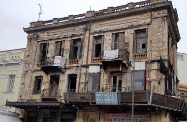 Atina, Yunanistan - 20 Kasım 2018. Terk edilmiş evde Atina şehir merkezinde, Yunanistan