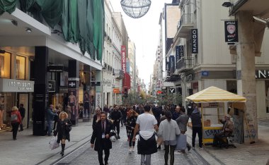Atina, Yunanistan - 20 Kasım; Atina, Yunanistan'ın dolaşan insanlar ile ünlü Ermou Caddesi alışveriş bölgesi