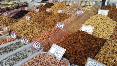 Atina, Yunanistan sokak piyasada fındık çeşitleri ile stand 