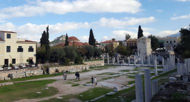 Atina, Yunanistan - 23 Kasım 2018: Courtyard Hadrian'ın kütüphanesi. Atina, Yunanistan'ın ana turistik konumlar biridir