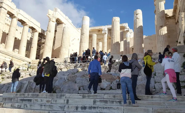 Athens Greece November 2018 Tourists Propylaea Monumental Gateway Acropolis Athens — Stock Photo, Image