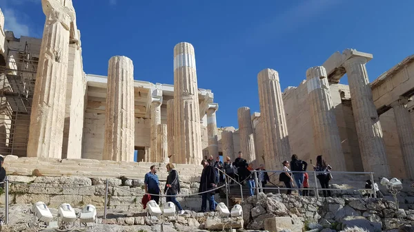 Ateny Grecja Listopada 2018 Turystów Propyleje Monumentalna Brama Akropolu Atenach — Zdjęcie stockowe