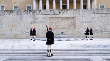 Atina, Yunanistan - 24 Kasım 2018: Atina, Yunanistan meçhul asker Anıtı önünde Muhafızlar (Evzones) değişen Cumhurbaşkanlığı Muhafız askerleri