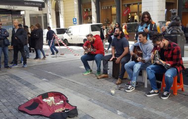 Atina, Yunanistan - 24 Kasım 2018: Müzisyenler Atina, Yunanistan ünlü Ermou Caddesi üzerinde müzik çalmak