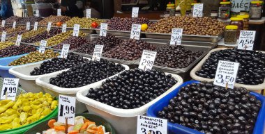 Atina, Yunanistan - 14 Ocak 2019: Street market ürün yelpazesine zeytin şehir Atina, Yunanistan