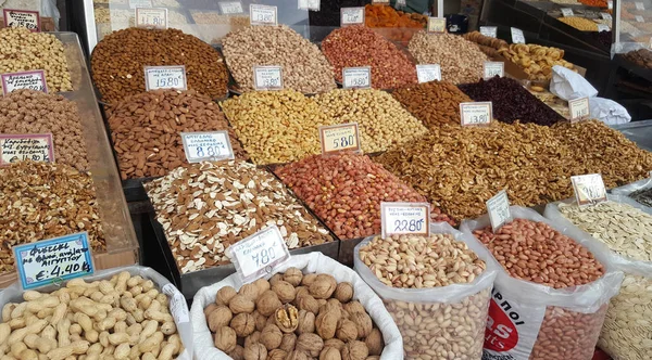 Atina, Yunanistan sokak piyasada fındık çeşitleri ile stand