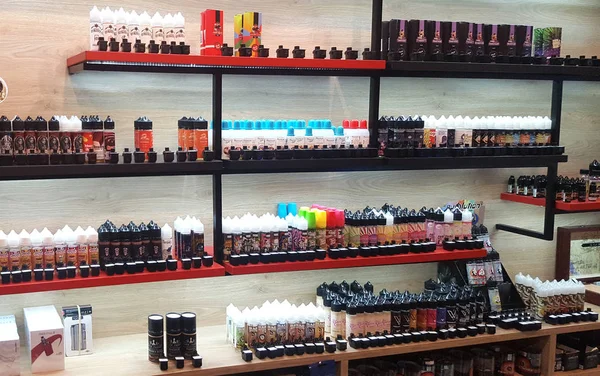 Atina, Yunanistan - 16 Ocak 2019: Satılık deposunda görüntülenen Elektronik Sigara sıvılar