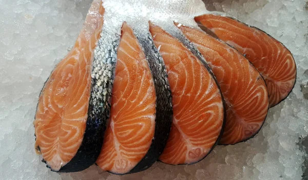 鱼市冰上新鲜的三文鱼片 — 图库照片