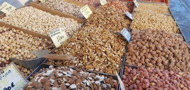 Athens, Yunanistan - 17 Ocak 2019: Atina, Yunanistan sokak piyasada fındık çeşitleri Ayaklıklı