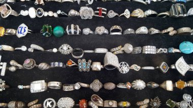 In Bazaarı Satılık durumda eski taş yüzük