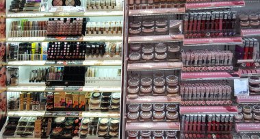 Atina, Yunanistan - 18 Ocak 2019: Bir kozmetik mağazasında kapalı makyaj ürünleri raflar