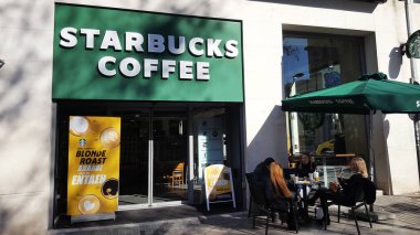 Atina, Yunanistan - 18 Ocak 2019: Starbucks kahve dükkanı. Starbucks dünyanın en büyük kahvehane şirketidir