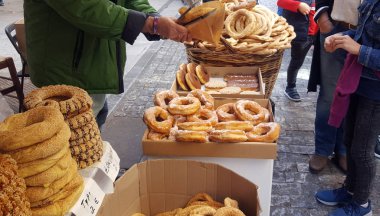 Atina, Yunanistan - 24 Kasım 2018: Sokak satıcısı Atina, Yunanistan, Yunan simit (Koulouri'nin)