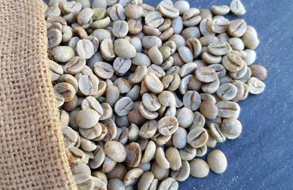 グリーンコーヒー豆の袋を黄麻布 — ストック写真