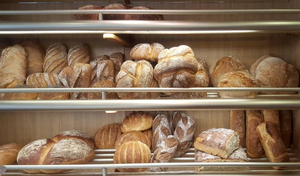 Bakkerij met verschillende soorten brood op het display — Stockfoto