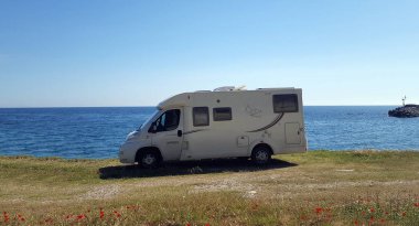 Seyahat karavan ı denize yakın park