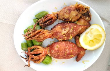 Bebek kabak ve limon ile ızgara kalamar