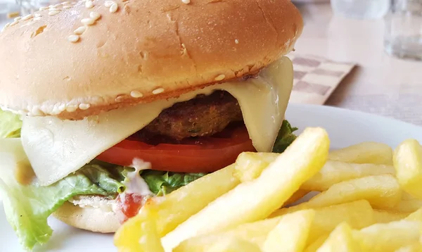 Hamburger und Pommes — Stockfoto